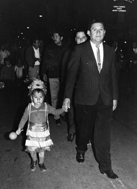22012017 Peregrinación del ISSSTE en 1975, Rodolfo Álvarez con su hijo, Martín Álvarez Rangel.