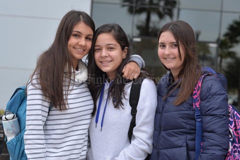 23012017 ENTRE CLASES.  Sofía, Fernanda y Sara.