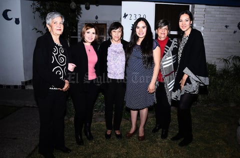 22012017 ACOMPAñAN A OLGA.  Teresa Berumen, Rosa Nieves González, Claudia Velasco, Aracely Goray y Angelines González de Berumen con Olga Betsabé Gallegos Robles en su fiesta de canastilla.