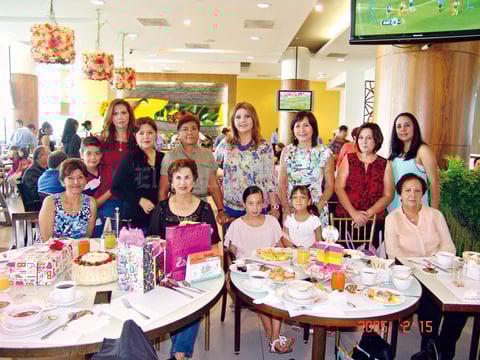 22012017 CELEBRA SU CUMPLE.  Gaby con Polita, Elizabeth, Margarita, Tensy, Martha, Gaby, Elisa, Angélica, Elizabeth y Guille.