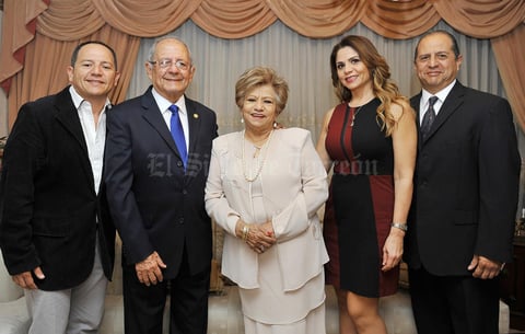 22012017 EN FAMILIA.  Rogerio Manjarrez y Alma A. Milán de Manjarrez con sus hijos: Rogerio, Alma Lorena y Carlos Manjarrez Milán.