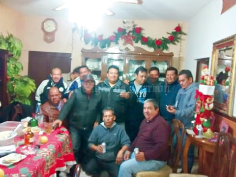 22012017 POSAN PARA LA FOTO.  Reencuentro de amigos.