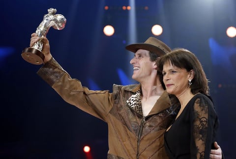 La princesa Estefanía de Mónaco (d) posa junto al artista Erwin Frankello (i), durante la ceremonia de la edición 41 del Festival Internacional de Circo de Monte-Carlo