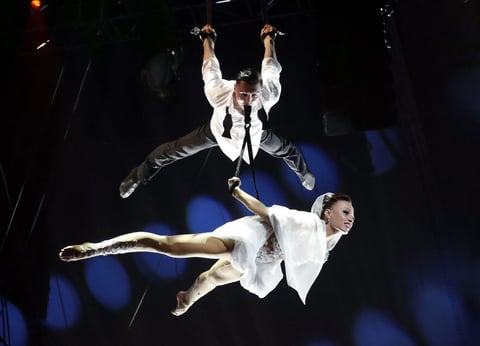Los artistas 'Sky Angels', ganadores del Premio payaso de oro, actúan durante la ceremonia de la edición 41 del Festival Internacional de Circo de Monte-Carlo.