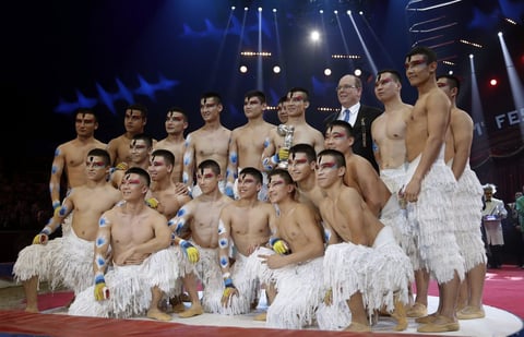 El príncipe Alberto II (3-d) posa junto a los artistas 'the acrobatic troop of Xianjiang',  durante la ceremonia de la edición 41 del Festival Internacional de Circo de Monte-Carlo.