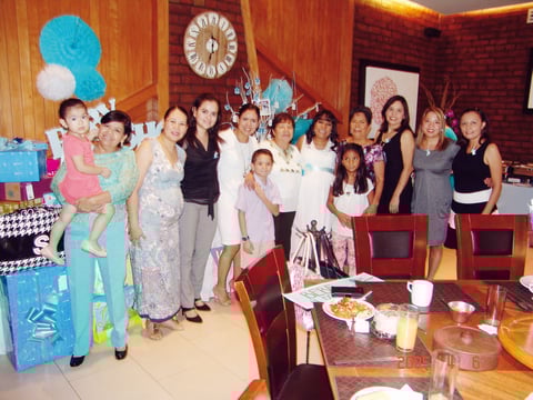 26012017 Acompañan a Angelina en su baby shower.