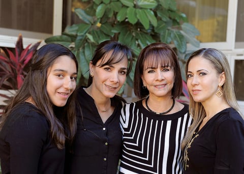 26012017 EN FAMILIA.  Bárbara, Ivette, Laura y Laura.