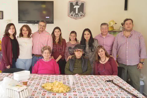 27012017 GRATO FESTEJO.  Jesús Mendoza celebró su cumpleaños en compañía de su familia.