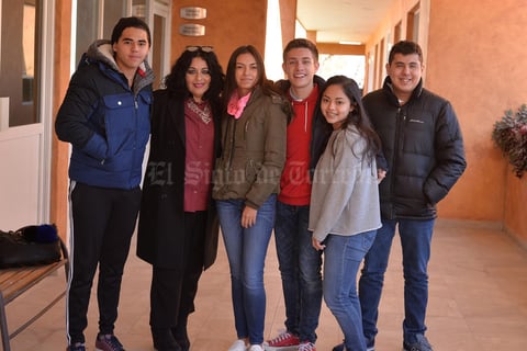 27012017 FELICES.  Juan Pablo, Alejandra, Fátima, Richie, Karol y Adrián.