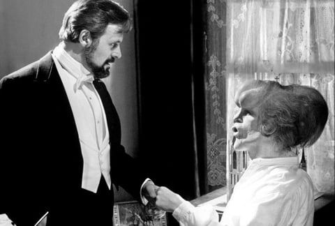 Los éxitos continuaron en su trayectoria con los filmes Alien, el octavo pasajero (1979) y El hombre elefante (1980) de David Lynch, basada en la historia real de Joseph Merrick, a quien Hurt interpretó. Con esta actuación ganó otro Bafta.
