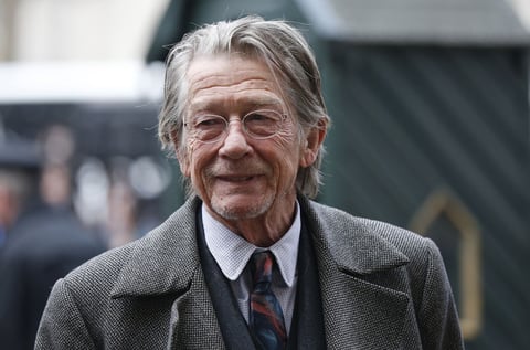 Hurt, nacido en Derbyshire el 22 de enero de 1940, inició su carrera en el teatro, trabajó con distintas compañías y realizó variedad de obras. Su debut profesional fue en 1962 con The Dwarfs y obtuvo el Premio de la Crítica,