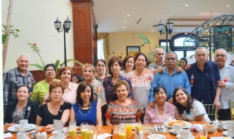 28012017 Festejando el cumpleaños de Raquel López y Alfonso Solís. Los acompañan Eduardo, Alfonso, Goyito, Raúl, Daniel, Chelito, Evita, Ernestina, Belén, Rosy, Coco, Silvia, Esther, Irma, Andrea y Cande.