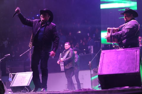Con casi dos horas de música, los integrantes de El Duelo poco a poco se despedían de su público lagunero, quienes revelaron que son los “mejores fans” en toda la República Mexicana.