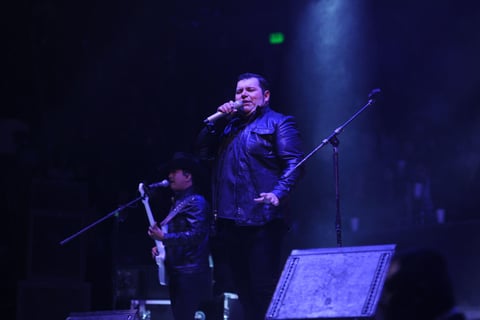 , quienes entonaron tanto sus éxitos como sus nuevos temas del disco Eres vida, gira que lleva el mismo nombre.