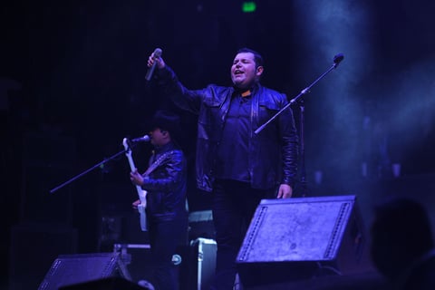 Ya pasada la media noche, el público dio la bienvenida a El Duelo.