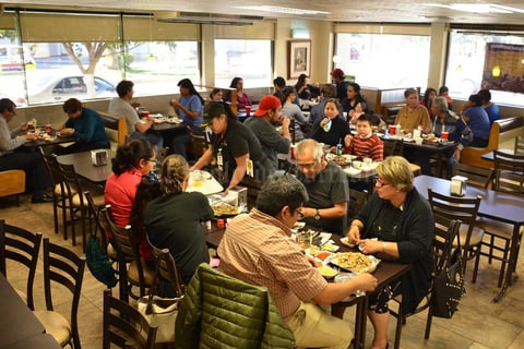 29012017 Los asistentes disfrutaron una rica comida.