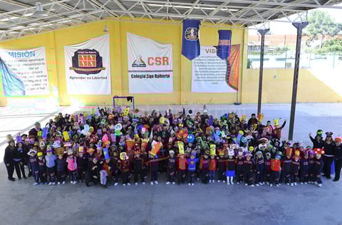 30012017 GRATOS MOMENTOS.  Alumnos y maestros del Colegio San Roberto en el Día del Gorro Loco.