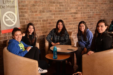 29012017 ENTRE CLASES.  Diana, Tamara, Ana, Valeria y Daniela.