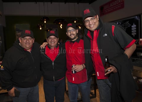 30012017 PRESENTES EN INAUGURACIóN.  'Flippy', 'Pupuy', Kamala y Christopher.