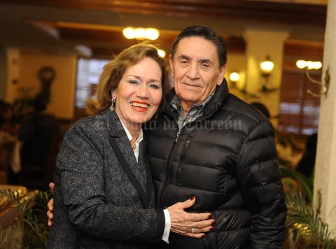 29012017 FESTEJA SU CUMPLEAñOS.  Lupita Morales en compañía de su esposo, Nazario López Robles.