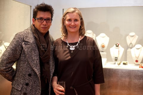 29012017 EN EL PALACIO DE ITURBIDE.  Pineda Damián y la curadora Ana Elena Mallet junto a la obra del artista.