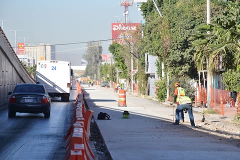 Cemex, encargada de la obra de construcción de los carriles laterales por donde pasarán los camiones del Metrobús, trabaja de manera normal.