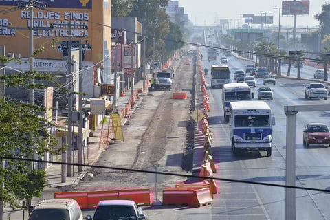 Por ejemplo, citaron que en el tramo de la calzada Xochimilco, los trabajadores y la maquinaria tienen alrededor de tres semanas y no avanzan.