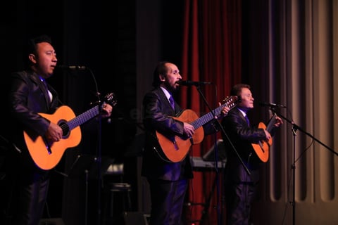 Estuvieron acompañados por la Orquesta de Beto Díaz que ha trabajado para mantenerse en el gusto del público e imponerse a otros géneros musicales.
