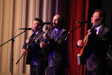 El concierto sirvió para agradecer el apoyo del público, felicitar a los enamorados, brindar por la amistad y recordar con cariño el legado de don Chucho Navarro, fundador de Los Panchos.