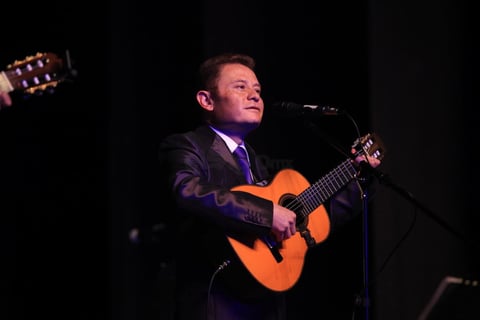 Eduardo Beristaín, requinto y tercera voz.