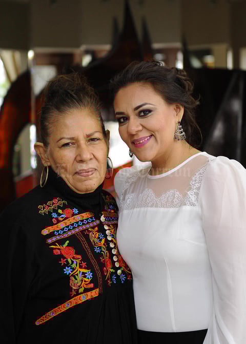 Magdalena Sánchez con su hija, Sanjuana Salinas