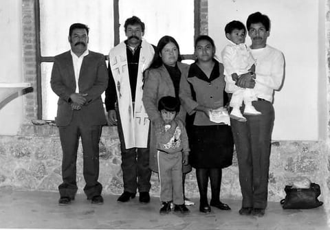 05022017 Lic. Iván Hernández Luna recibiendo las aguas bautismales en compañía de sus padres, María del Refugio Luna Montelongo y José Santos Hernández Rodríguez. También, lo acompañaron sus padrinos, Dorita Sánchez y Sergio Luna.
