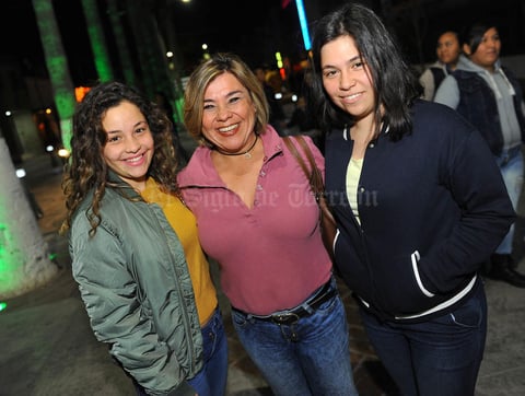 07022017 DE PASEO.  Ana, Annel y Ana.