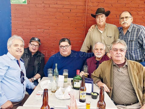 06022017 EN FESTEJO.  Ramón Betancourt con Felipe García, Pepe Bracho, Pepe del Bosque, Tito Alarcón, Carlos Ávila y Gabriel de la Torre.