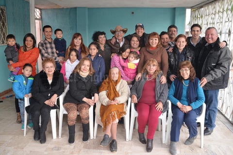 07022017 CUMPLE 92 AñOS.  La señora Marcelina disfrutó de la grata compañía de toda su familia, quienes le desearon mucha felicidad por su cumpleaños.