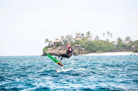 Obama aprendió a hacer "kitesurf" y Branson "foilboard", otro deporte acuático de moda en el que se usa una tabla de surf con una quilla especial que permite elevarse sobre el agua y alcanzar gran velocidad.
