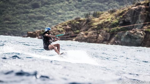 Nada más al entrar a la Isla Mosquito, propiedad del magnate, el expresidente le contó que, poco antes de llegar a la Casa Blanca, estuvo surfeando en un área peligrosa en Hawai.