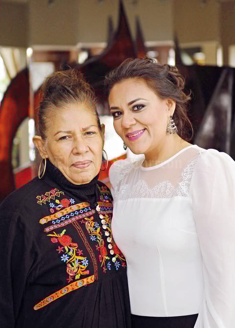 09022017 EN RECIENTE EVENTO.  Magdalena con su hija, Sanjuana.