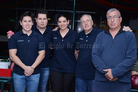 11022017 EN EL BOLICHE.  Jorge, Andrew, Vero, Javier y Víctor.
