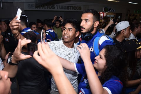 Los aficionados se mostraron alegres de ver a sus jugadores.