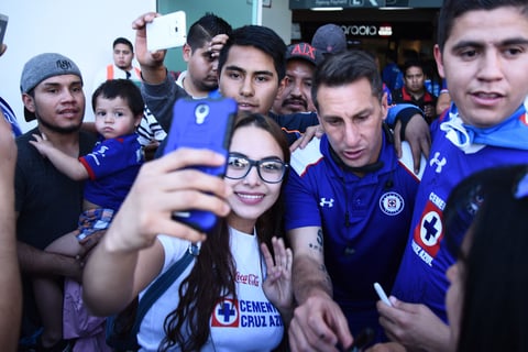 Los jugadores cementeros respondieron, firmando playeras y tomándose cualquier cantidad de fotografías con los aficionados.
