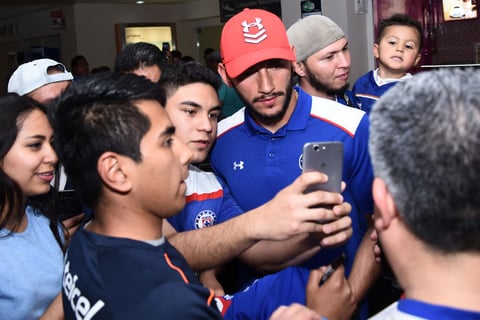 Alrededor de 200 aficionados de todas las edades, se aglomeraron en el Aeropuerto Internacional Francisco Sarabia de Torreón, tiñiendo de azul la terminal aérea.