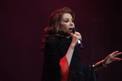Con potente voz, el concierto continuó con "Gracias a la vida", "Que bonita es esta vida", "Cuando sale la luna", un popurrí de Armando Manzanero y el "Corrido de Durango".