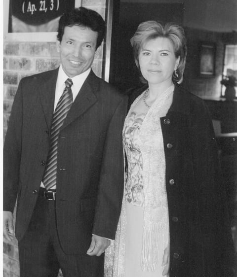 12022017 Ismael Arellano Hernández y Silvia Ruiz de Arellano celebrando
25 años de matrimonio.