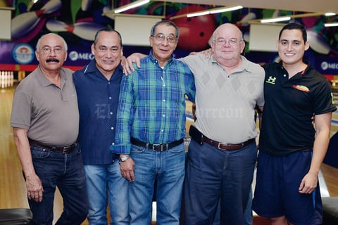 12022017 EN EL BOLICHE.  Roberto, Félix, Carlos, Toño y Samuel.