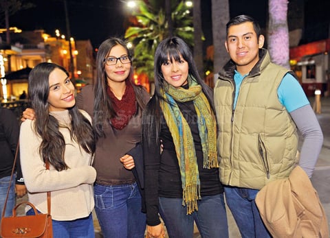 13022017 DE PASEO.  Salma, Laila, Fany y Rubén.