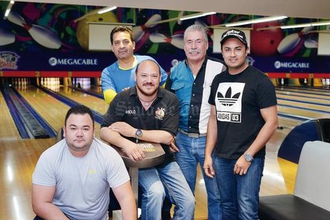 13022017 EN EL BOLICHE.  Javier, Manuel, Toño, Manolo y Eloy.