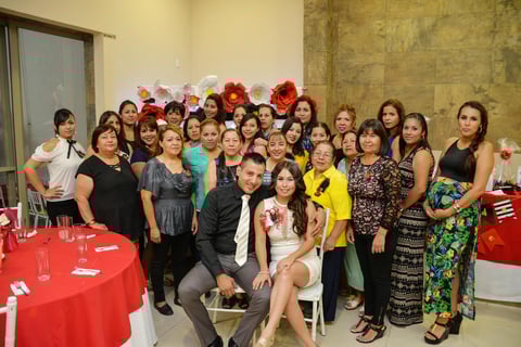 14022017 Los novios en compañía de los invitados a la recepción.