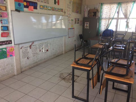 Esta mañana, directivos, maestros y padres de familia realizaron labores de limpieza en las aulas vandalizadas por lo que mañana se reanudan las clases.