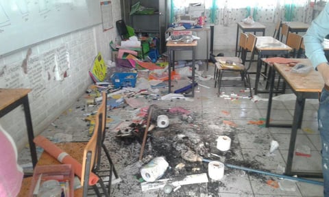 Los hechos ocurrieron la madrugada del domingo y de acuerdo con la directora del plantel, Olivia Sosa Urbina, fueron tres de siete salones los afectados. En uno de ellos, los sujetos provocaron un incendio, al quemar material didáctico y algunos artículos de limpieza.